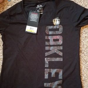 Womens Oakley tee